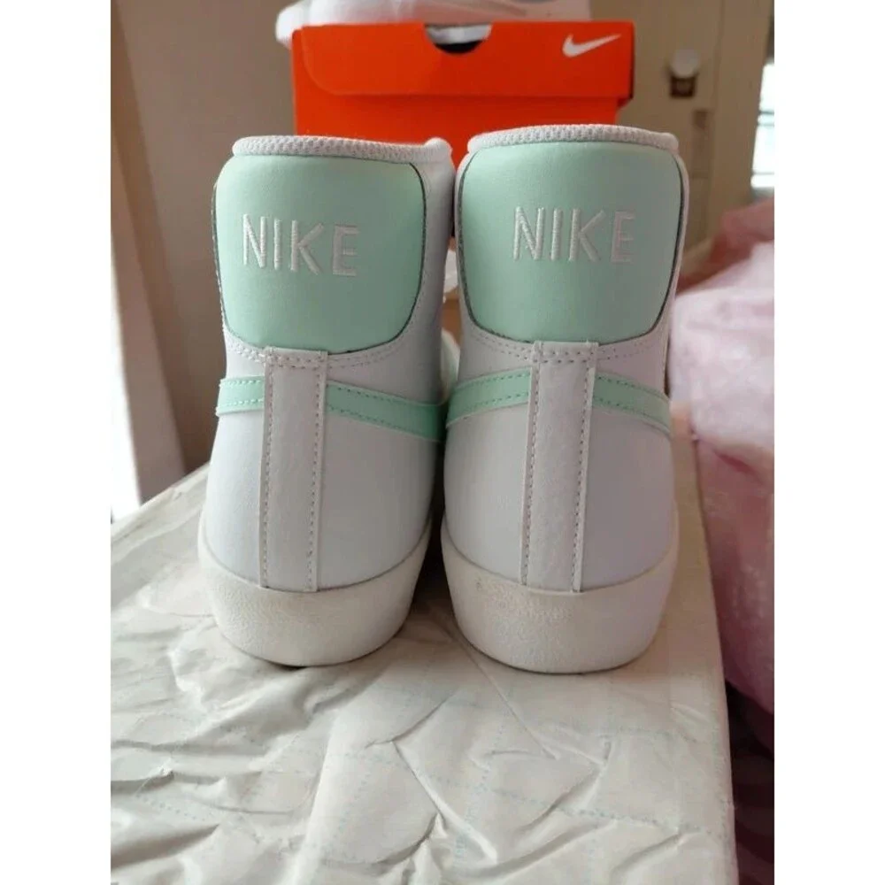 Kids' Blazer Mid '77 Sneaker 6
